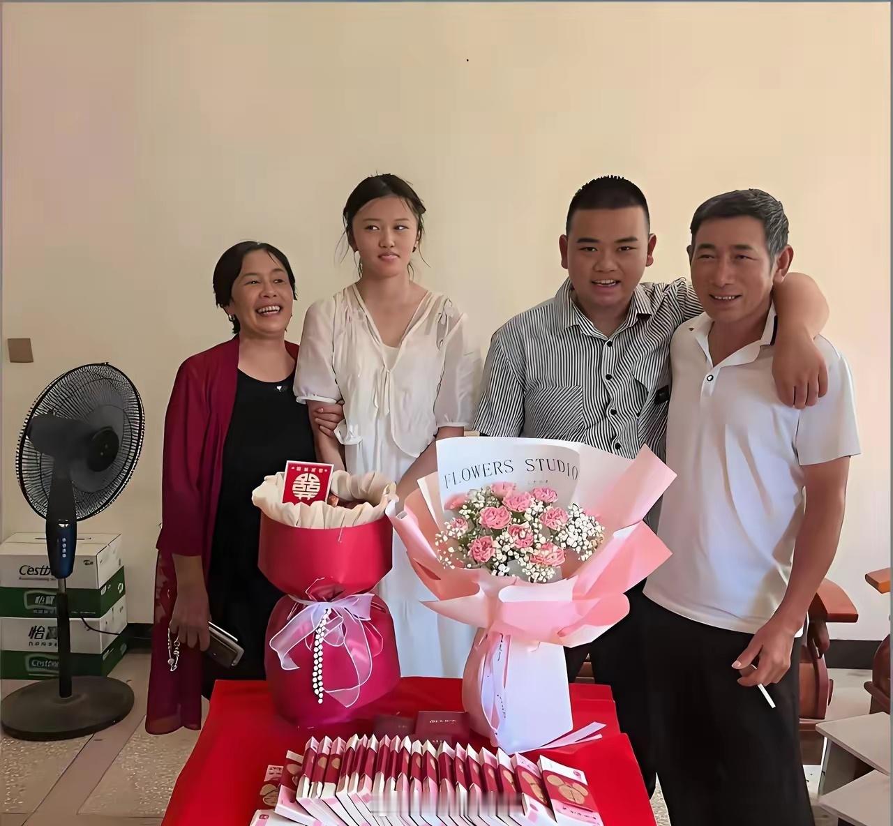 两个年轻人订婚，桌面上的彩礼真让人羡慕啊！感觉这两人挺有夫妻相的。 