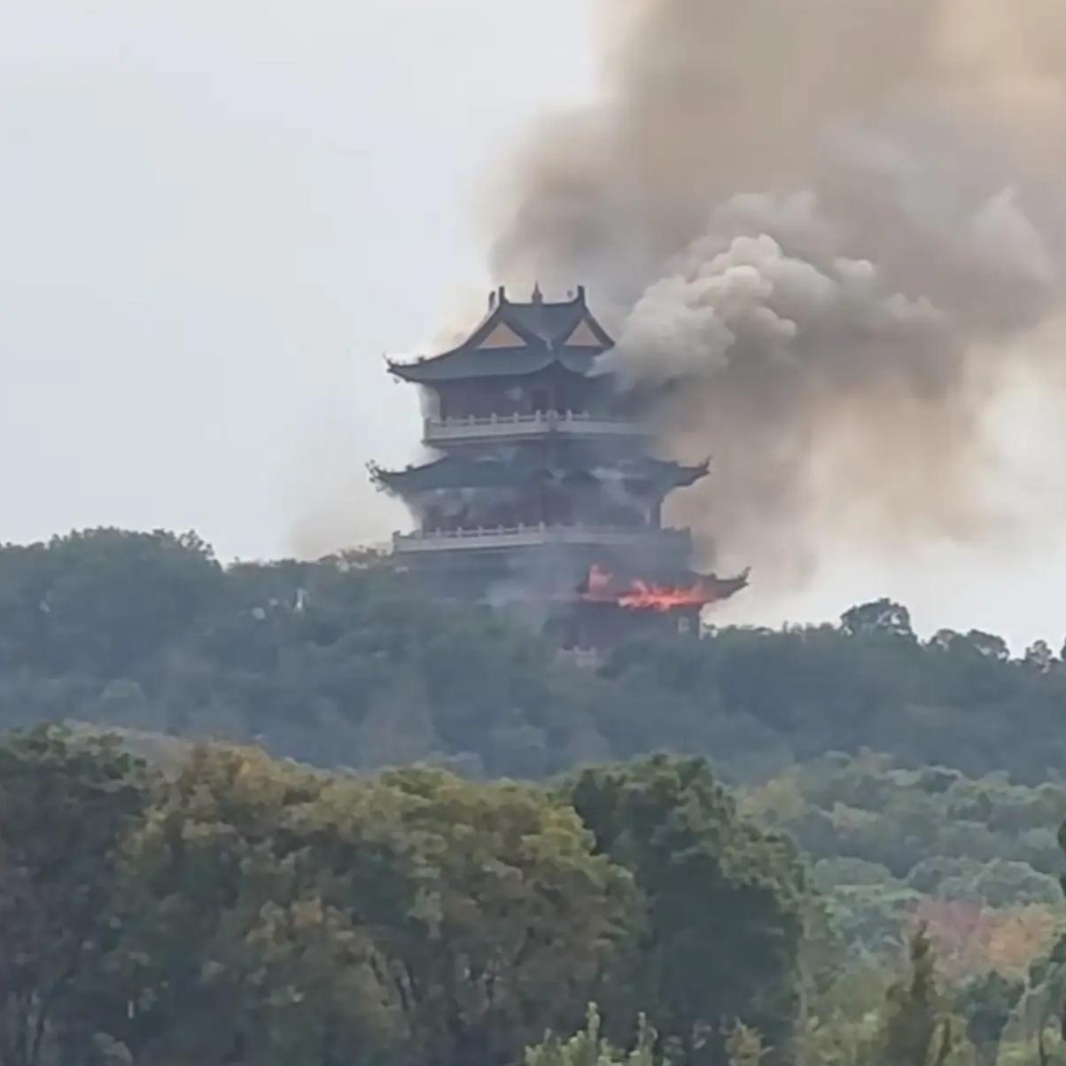 11月12日，凤凰山巅炸出一则惊人消息：千年古刹永庆寺起火了！这火究竟从何而起，
