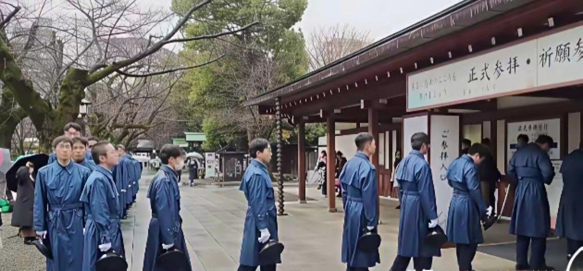 日本“防卫大学”列队参拜“靖国神厕”！ 