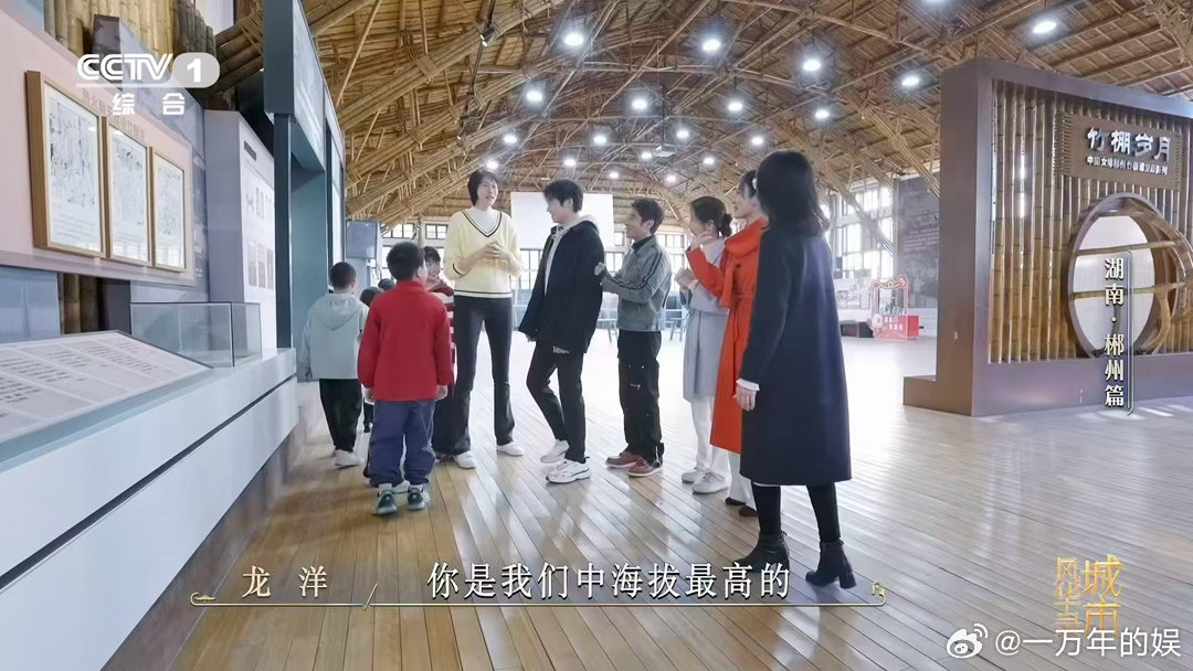 小撒被魏大勋一眼看穿 湖南郴州竹棚有力量！撒贝宁救球被魏大勋看穿，欢乐中致敬女排