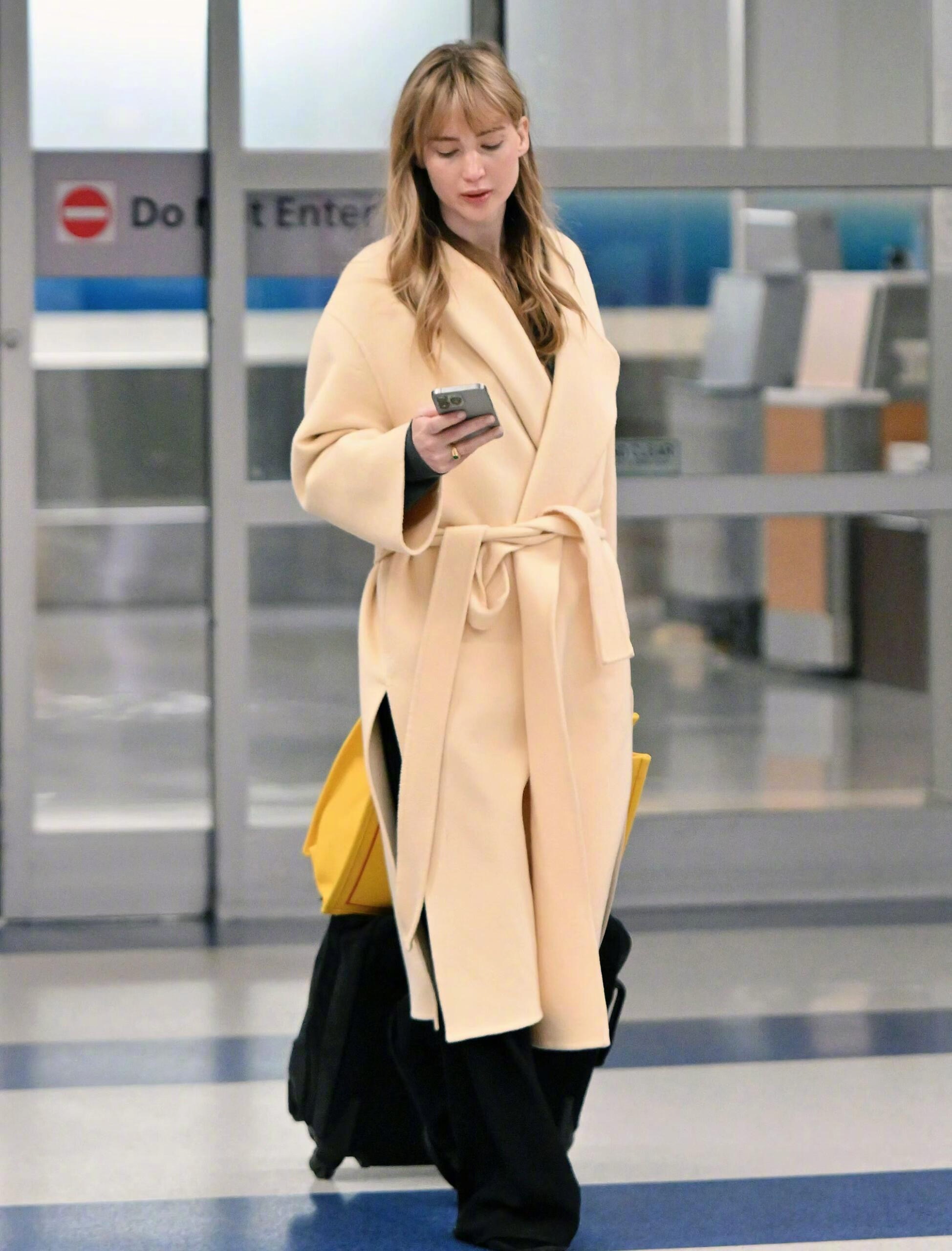 现身纽约肯尼迪机场的詹妮弗·劳伦斯Jennifer Lawrence。作为Dio