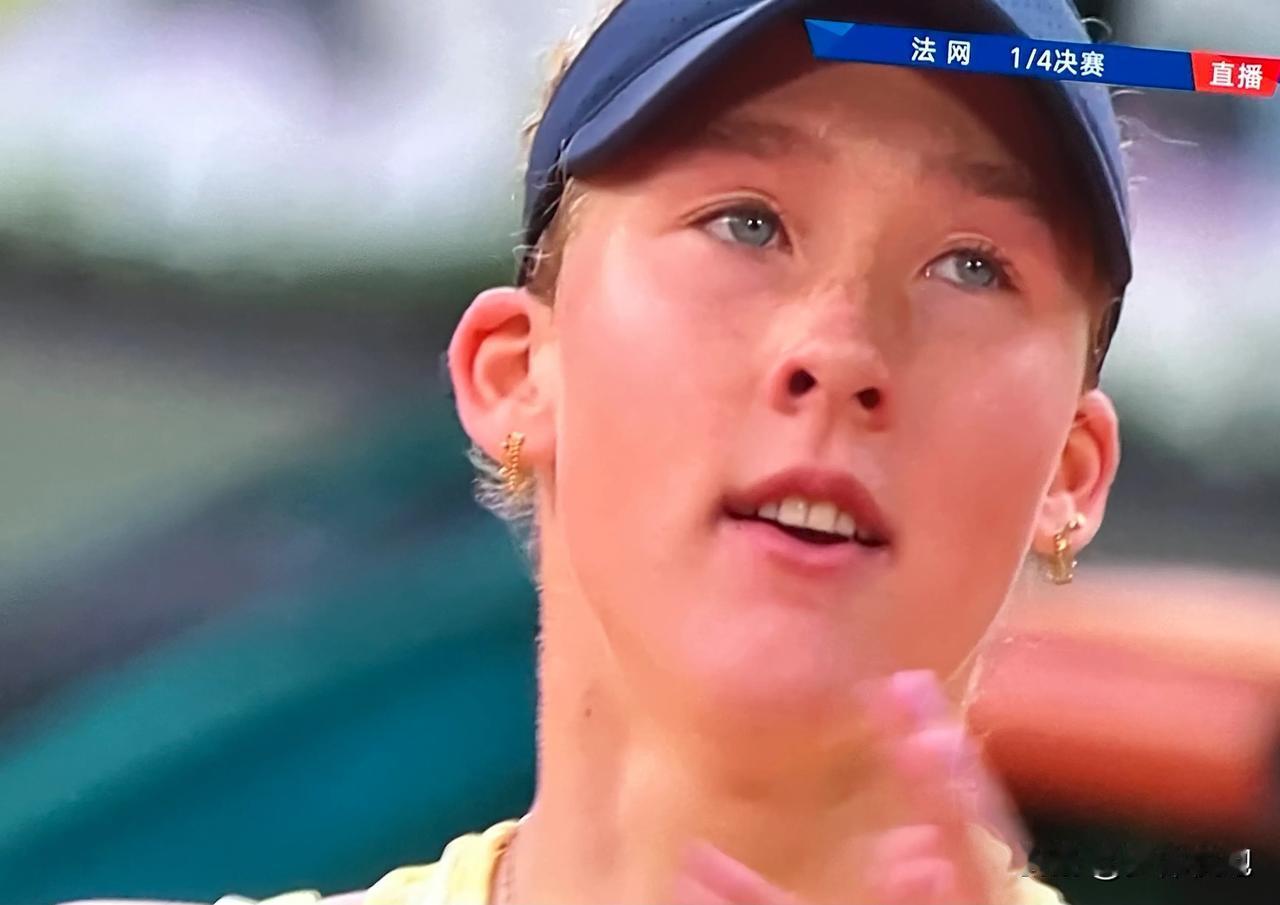 17岁的🇷🇺安德烈耶娃2-1逆转淘汰赛会2号种子🇧🇾萨巴伦卡，晋级法网女