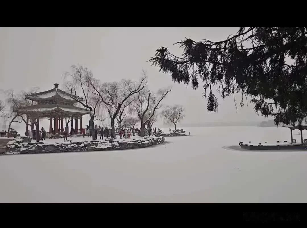 雪后的颐和园，
宛如一幅静谧的水墨长卷，尽显皇家园林的宁静与雅致。
