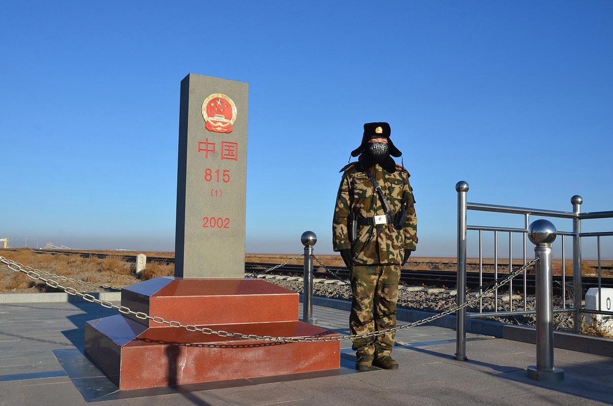 牧民深夜越界被拦？背后隐情，暴露军人硬核担当。
 
深夜11点，边境线上的寒风像