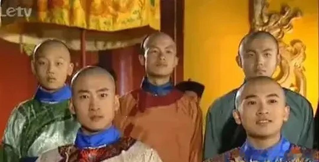 《还珠格格》里经常能看到宫宴上尔康和五阿哥坐在一起，后面还站着其他阿哥吗？为什么