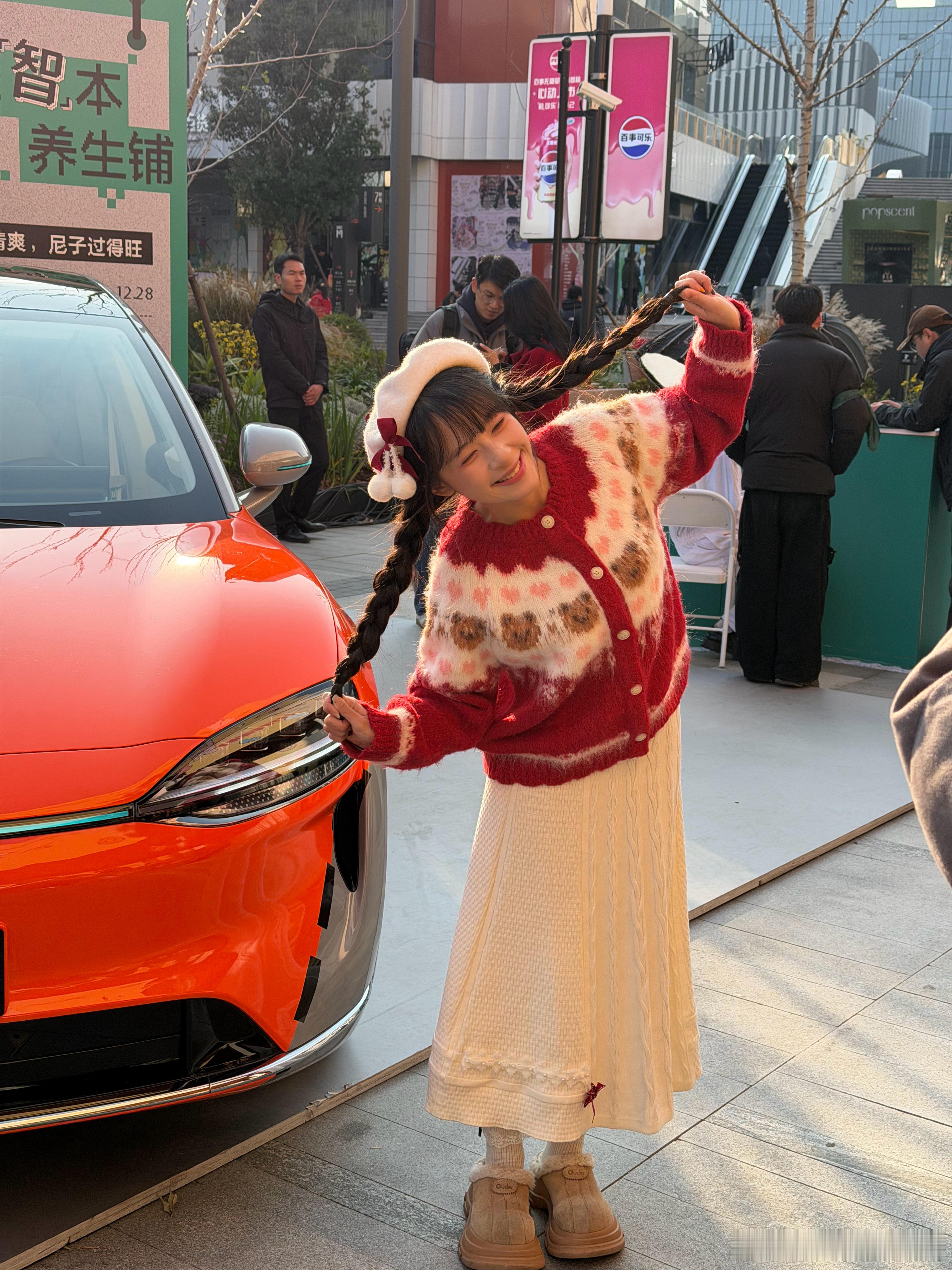 今儿来到上海的外滩的艺术街区 跟李总和宝姐 来逛逛 智界的超酷改装展，这车这拉花