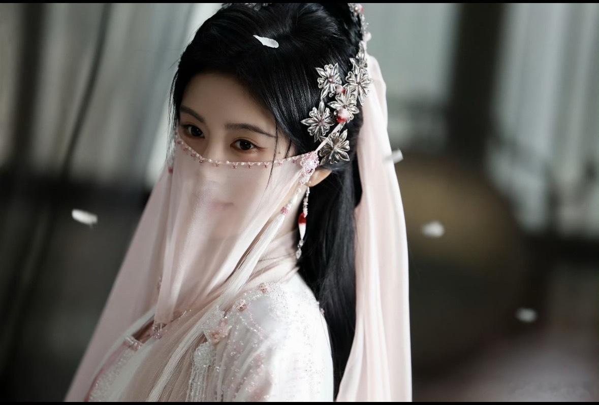 鞠婧祎芙蓉不及美人妆芙蓉不及美人妆，用来形容鞠婧祎的古装造型再合适不过。她古风造