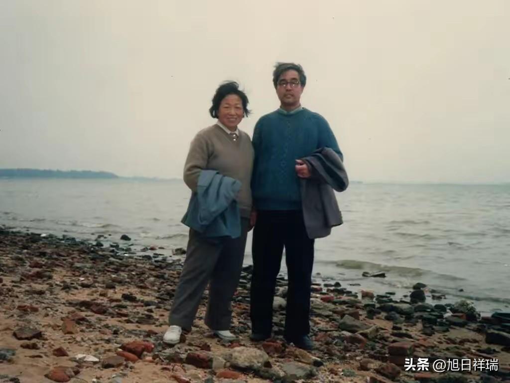 夫妻俩太伟大了！上海，一对老夫妻，无儿无女，平时17元盒饭吃两顿，镜腿用胶布缠，