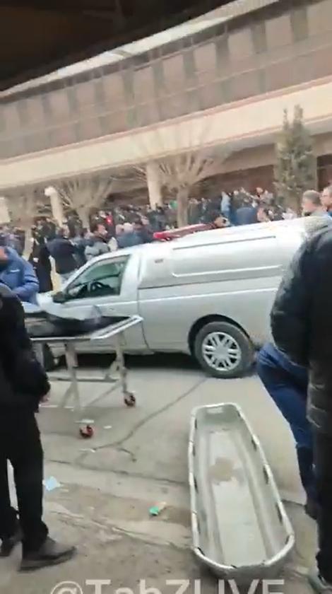 来自伊朗方面，画面显示人群正在搬运据称被安全部队杀害的示威者遗体（遗体被裹尸布遮