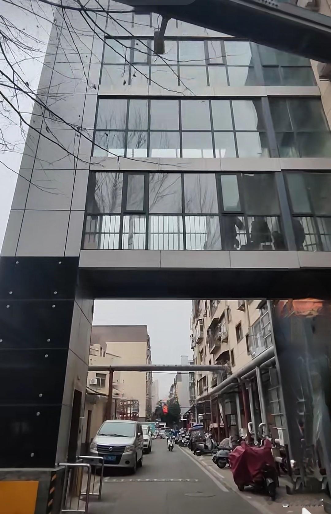 这样加装的电梯，大家看出有啥毛病没？
现在城市更新、老旧小区改造，加装电梯是惠民