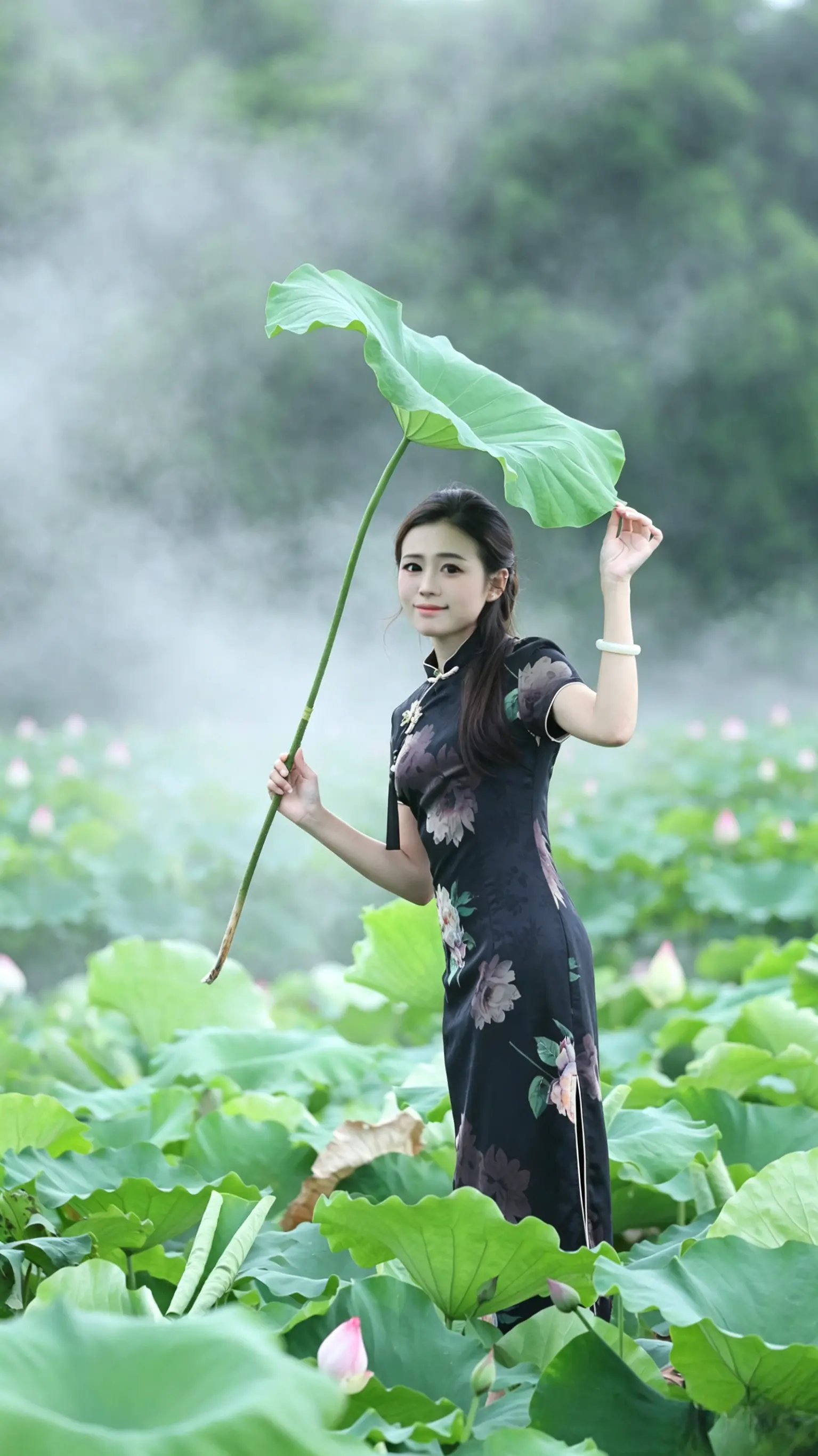 荷花池畔旗袍 荷叶雨伞 油纸伞旗袍 旗袍东方美的象征