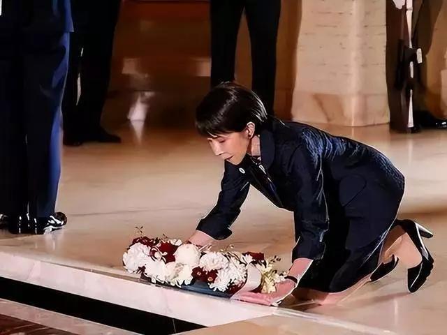 中国想让日本人道歉就得武力征服，这观点有点极端。如今的中国，已无需日本那轻飘飘的