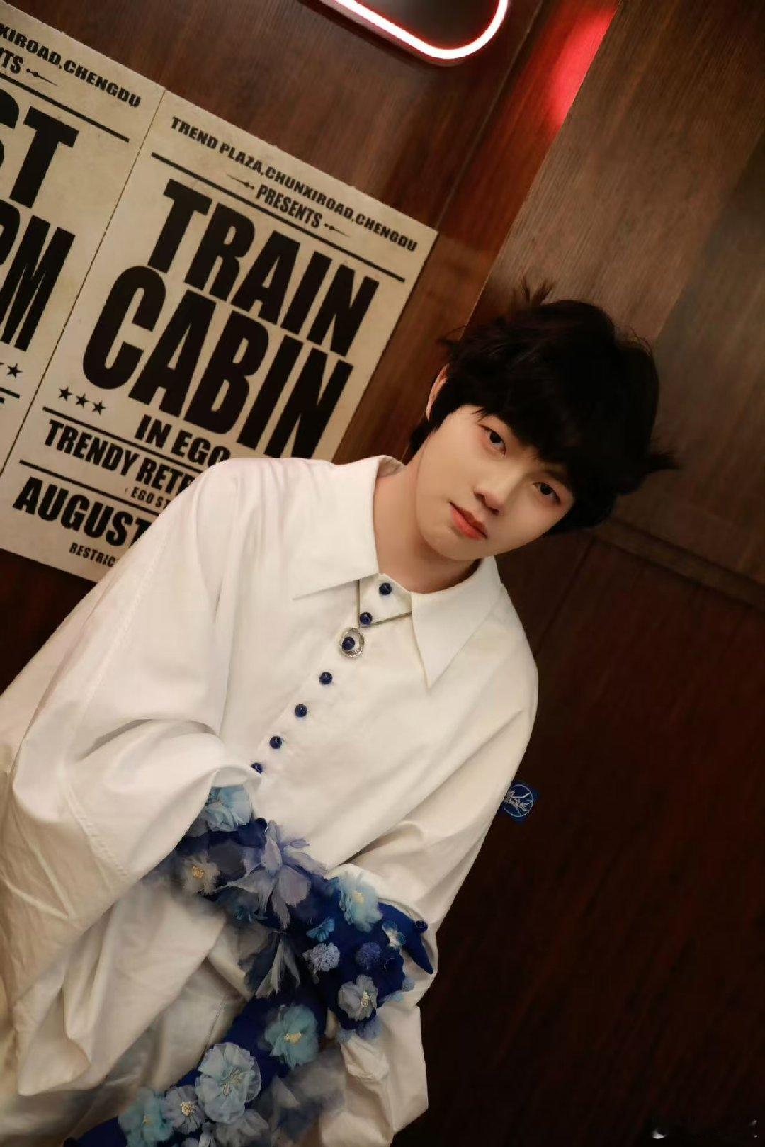 白色是他们的统一叙事，也是各自的个性注脚 猫猫荣耀圣光红毯造型 LGD全员白色造