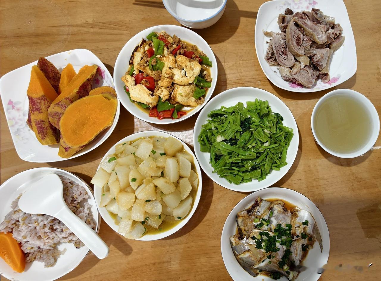 我老公麻团儿说：明天买点叶子（鸭子）吃。
我说：吃什么鸭子啊。
麻团儿：卤叶子，