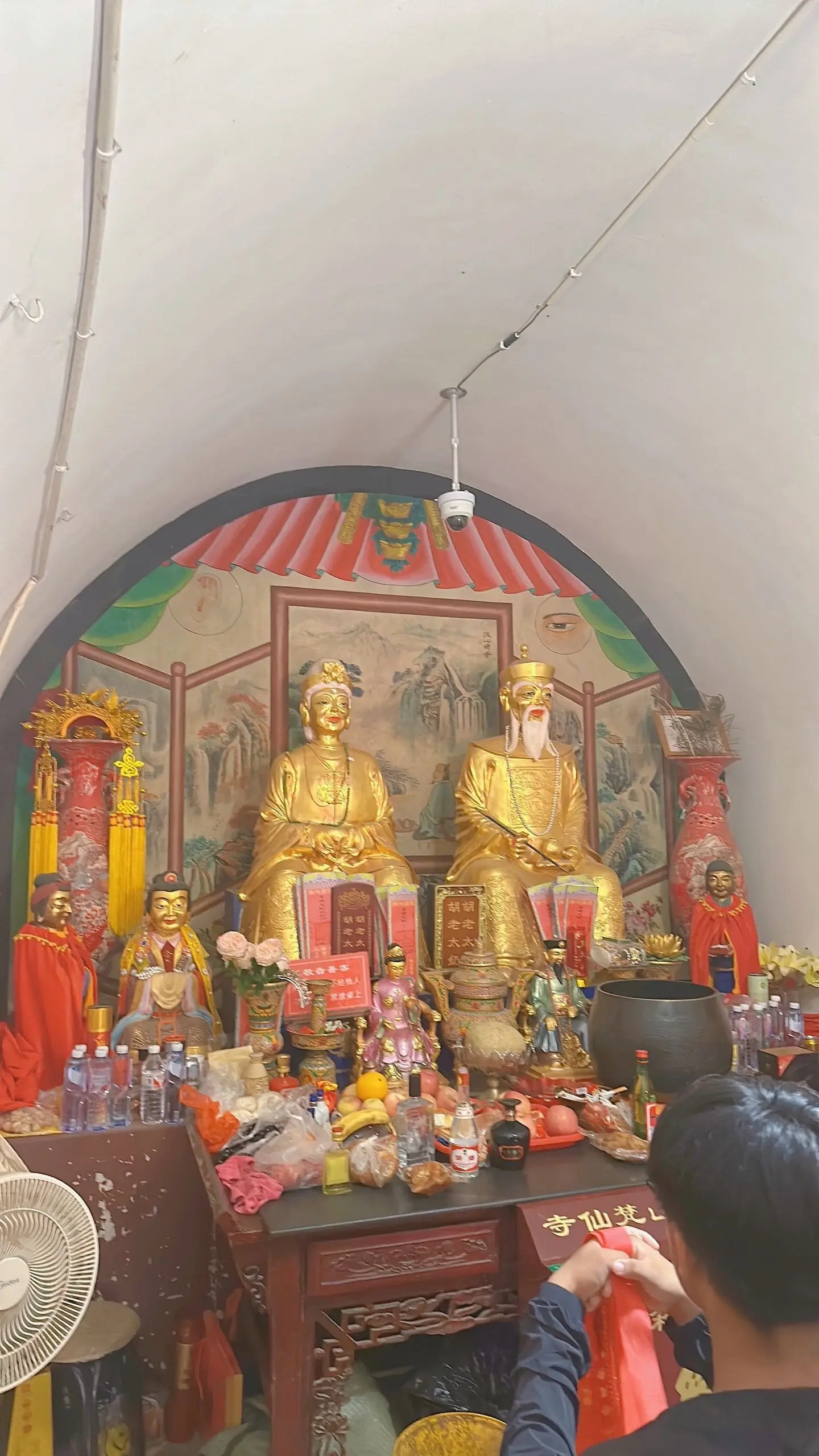 1842米的梵仙山，五台山的寺庙皆是平坦之路，唯有梵仙山崎岖难走，情路...