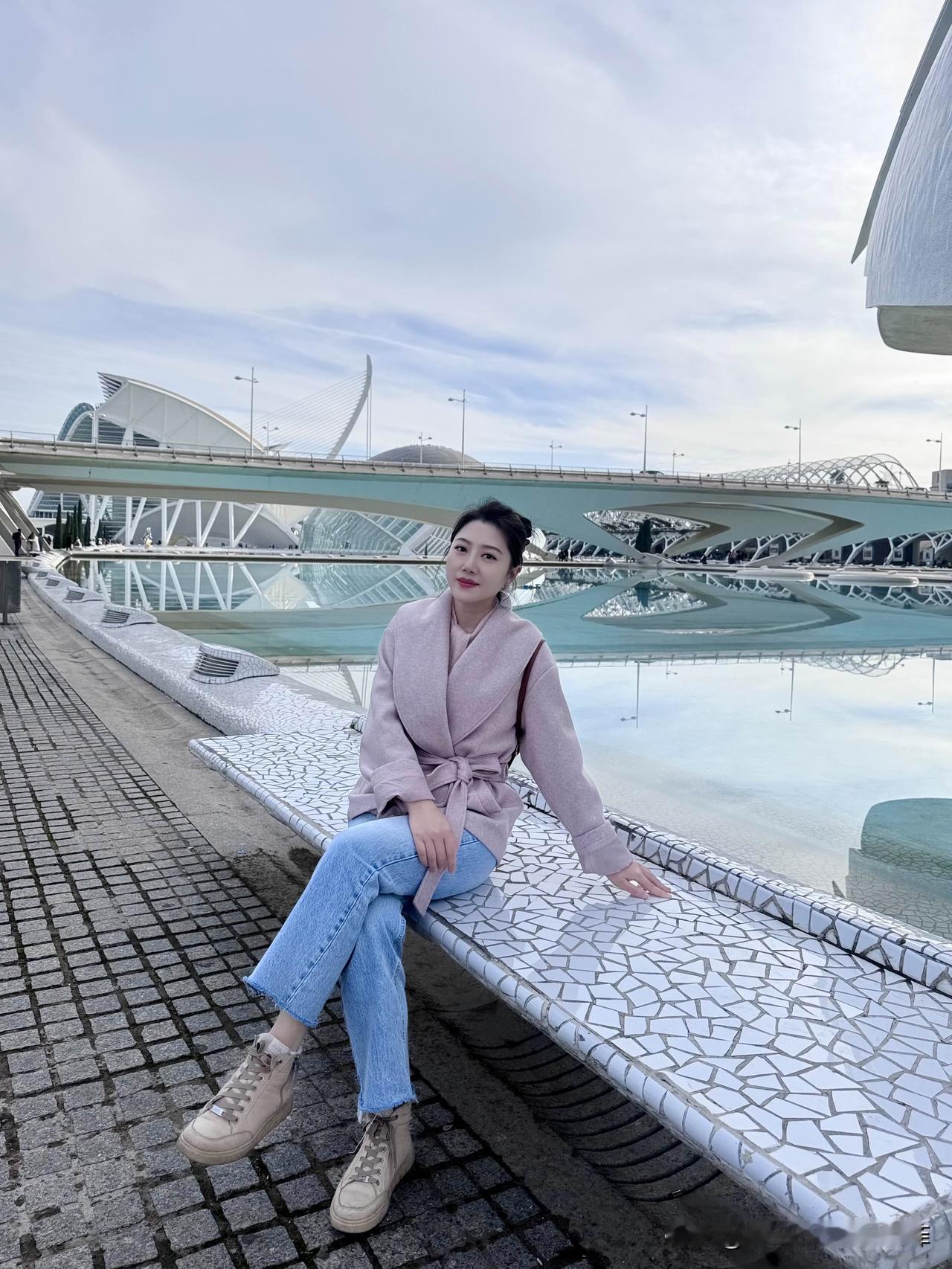 在瓦伦西亚港口到市中心的shuttle bus上，遇到一个亚洲面孔的白胡子老爷爷