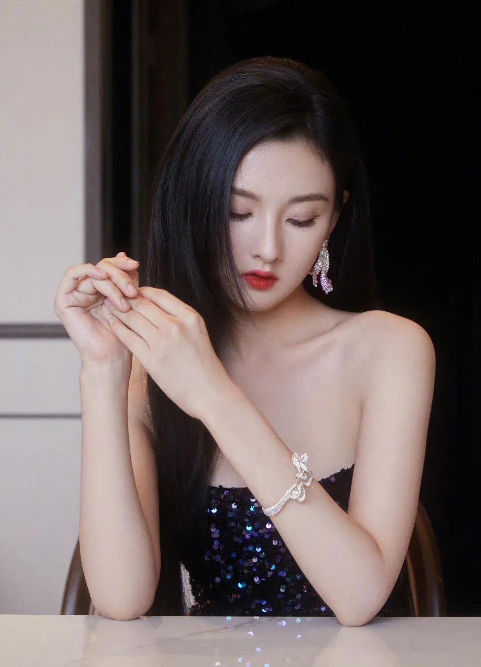 宋祖儿一袭亮片抹胸开叉裙，性感而不失俏皮，尤其是浓密的黑色长直发叫人羡慕。