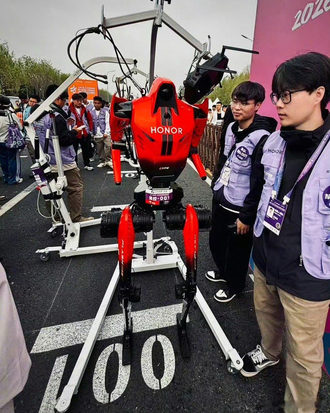 马拉松前三冲线机器人都是荣耀赛道上的机器人，让人类看到了科技与运动的完美结合。 