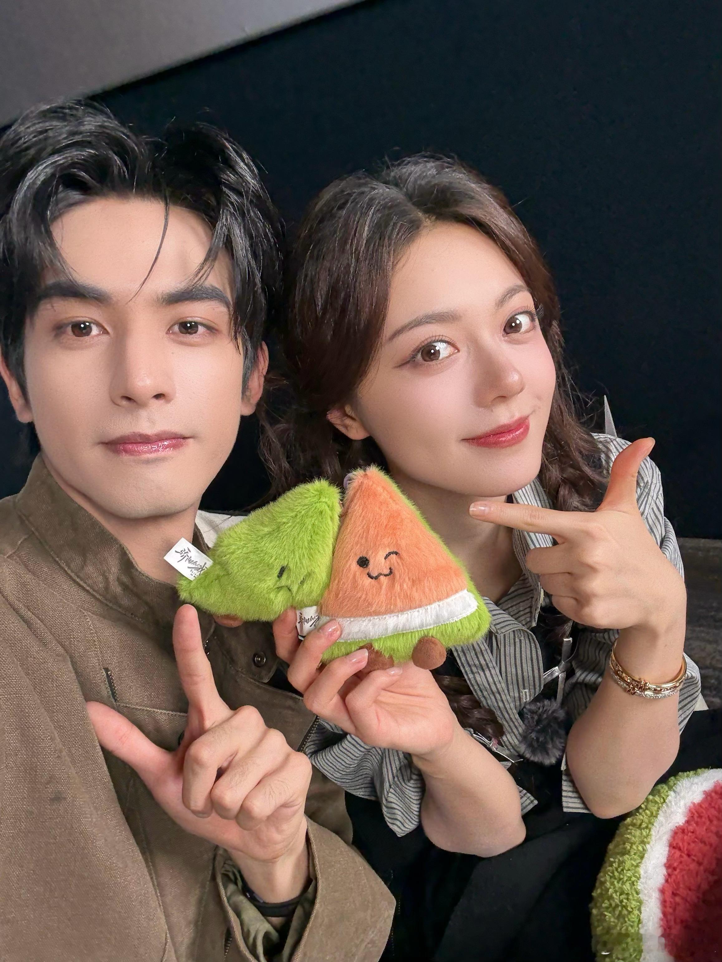 赵今麦宋威龙存档自拍合照 赵今麦宋威龙晒存档自拍合照，骄阳似我看不够根本看不够，