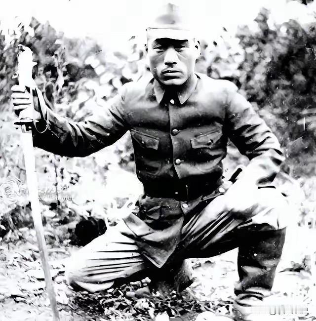 1940年，日本军官凌辱了一伪军小队长年轻漂亮的妻子，等丈夫赶回家中，妻子已羞愤