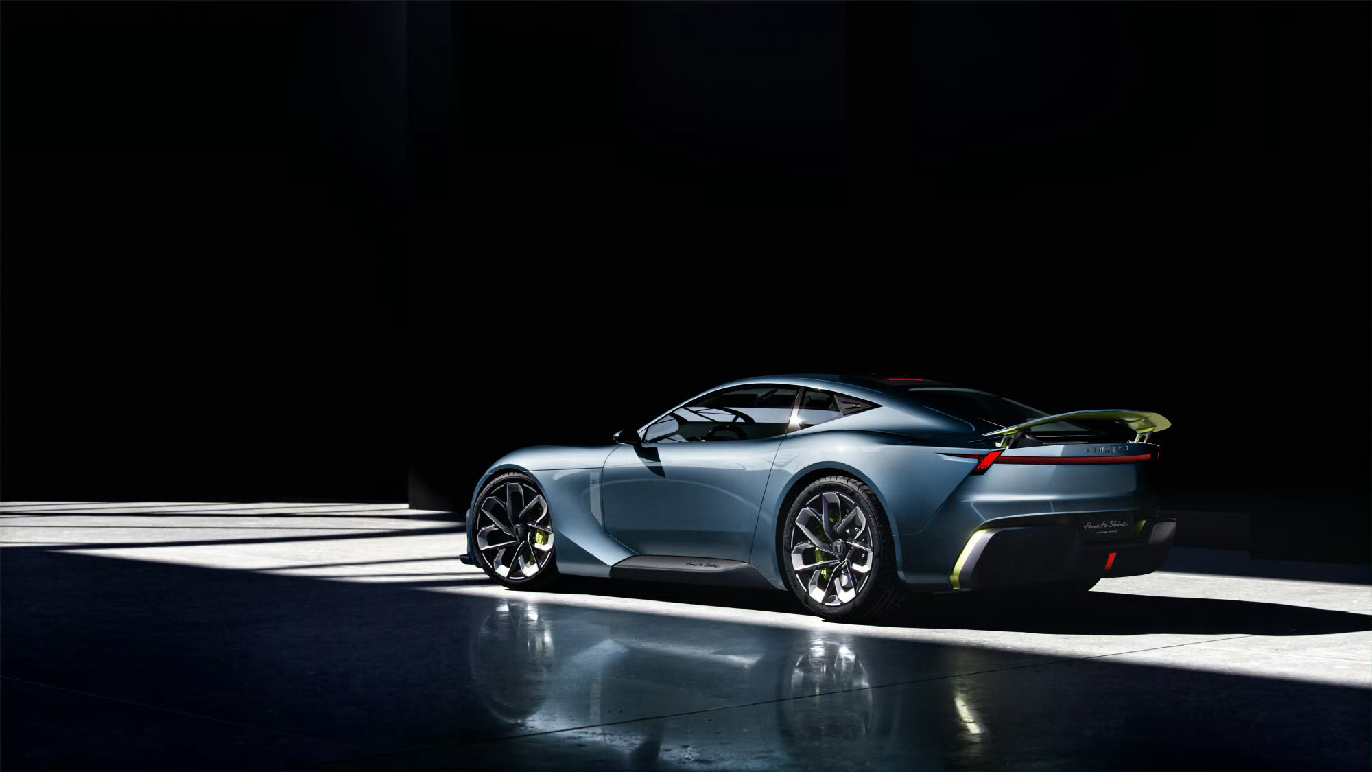 刚刷到北京车展领克GT概念跑车的现场图，长车头+双门造型，这不就是阿斯顿马丁那种