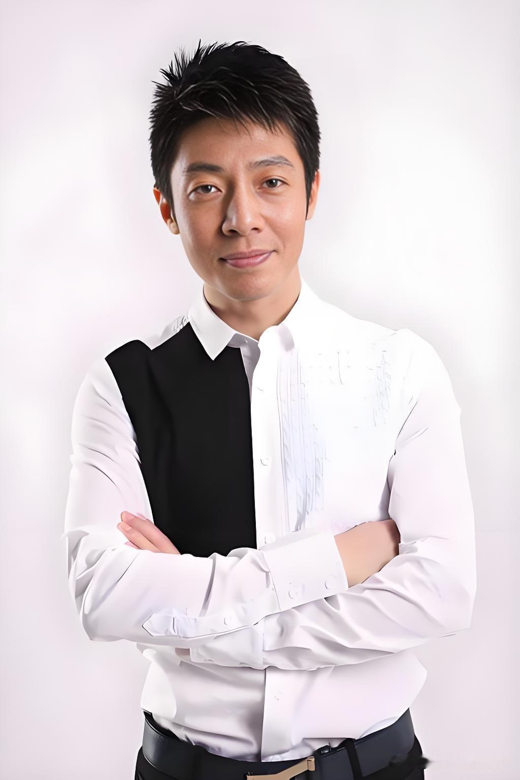 谁能想到撒贝宁的旅游梗能这么接地气！
之前有观众在活动现场问他，能不能用一句话介