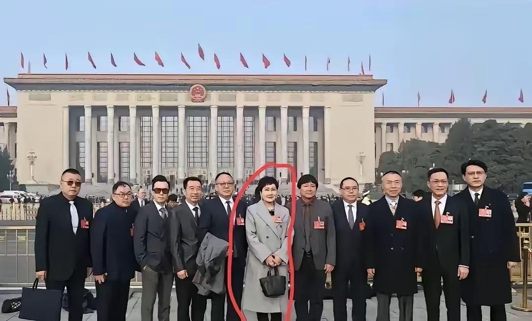这些老戏骨，你认识几位，只有一位女士站在C位，到底是什么人物？