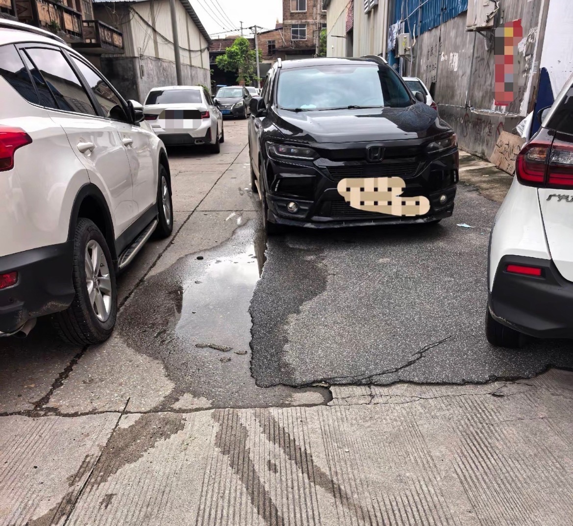 6月27日，网友反映：玉林博白某里小区周边道路乱停车把路堵。希望车主注意自己的文
