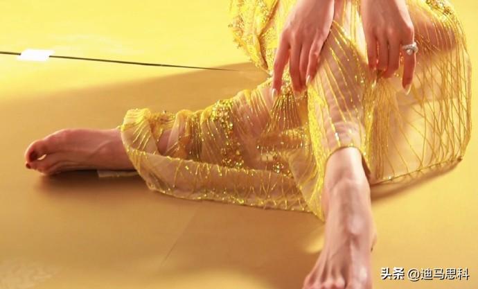 关晓彤穿金线长裙的样子，清丽脱俗，楚楚动人。
那金线长裙穿在她高挑的身上，把她的