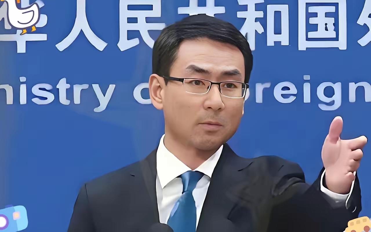 今天刷到个离谱评论，差点给我气笑——居然有人把“认怂求饶”包装成“审时度势”，这