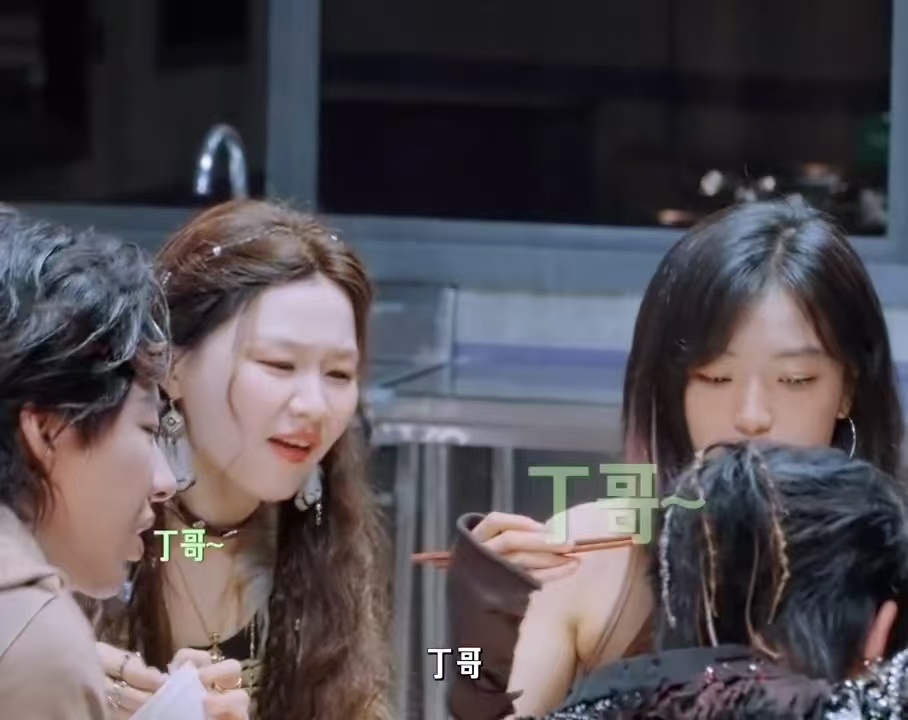丁程鑫你都叫哥了我能怎么办呢 经费困境催生了有趣名场面，一众男生放下面子轮番示弱
