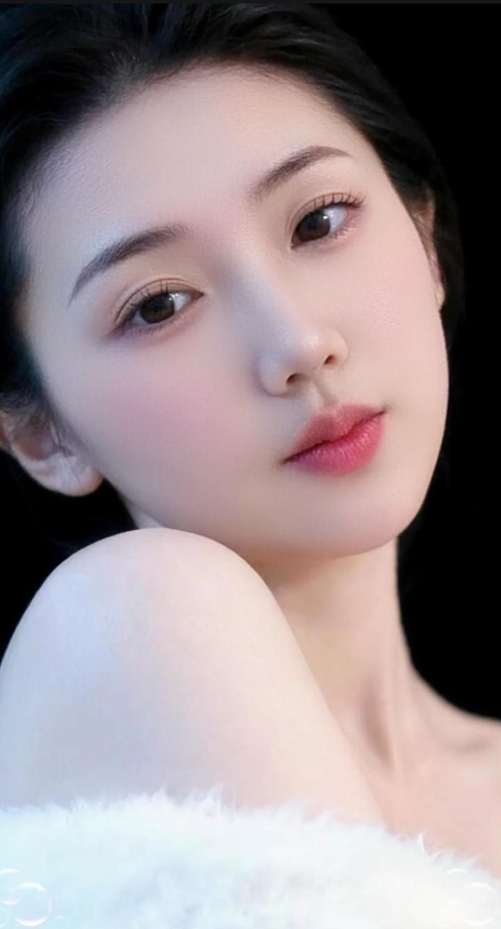 温柔如水的少女，眼神中藏着星辰大海。泳池还让人放心吗 海边元气少女 湖边温柔少女