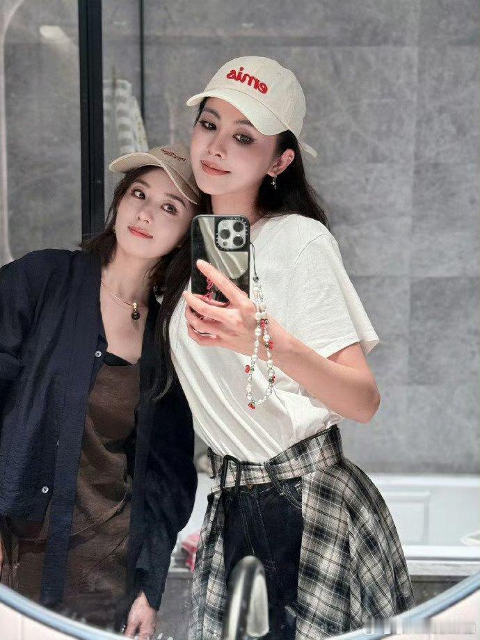 王伊瑶晒和赵丽颖合照啊啊啊 与凤行的后续～友谊长存 ​​​