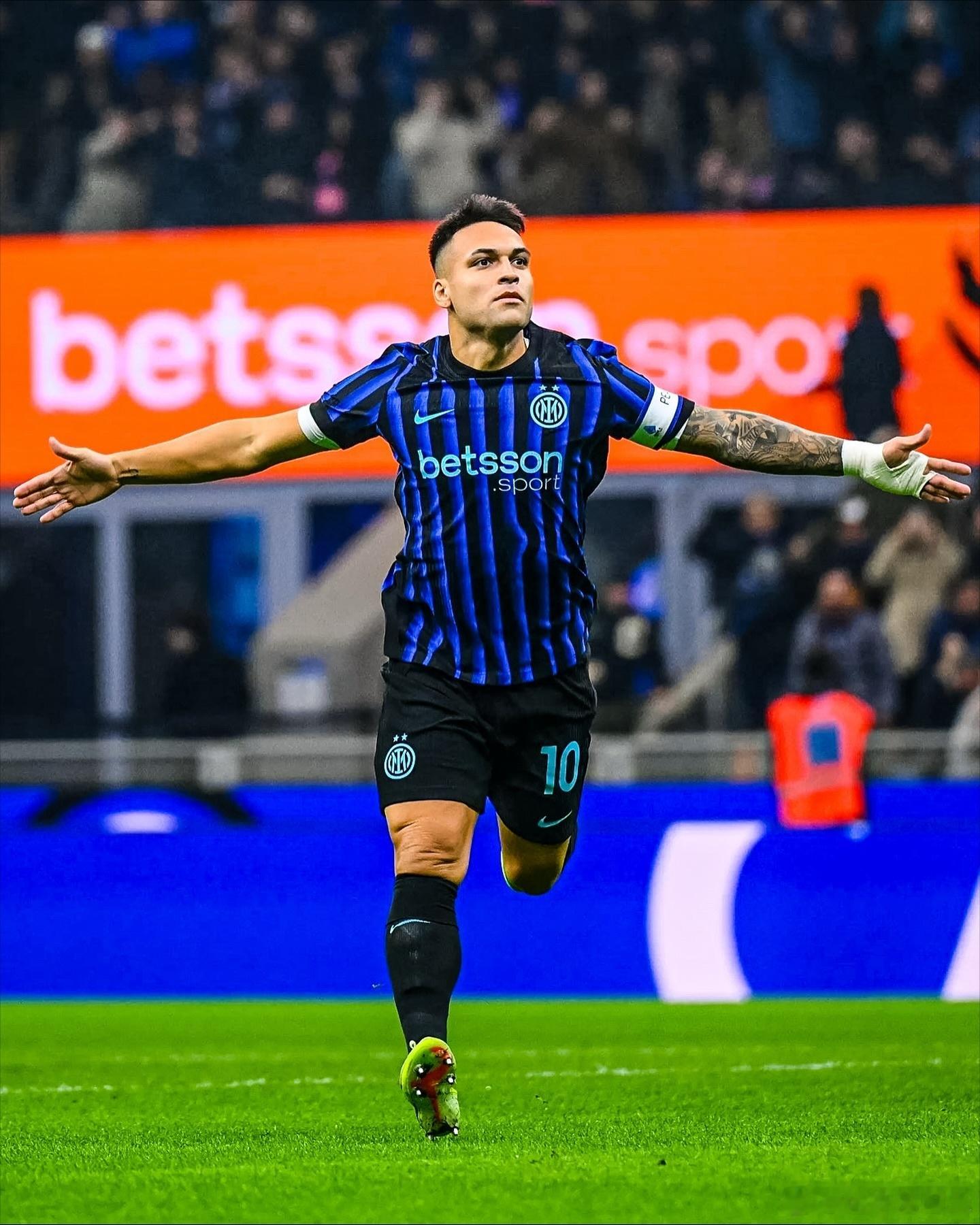 国际米兰上半场一球领先科莫，两队节奏都比较快，国际米兰整体上掌控了局势。恩里克收