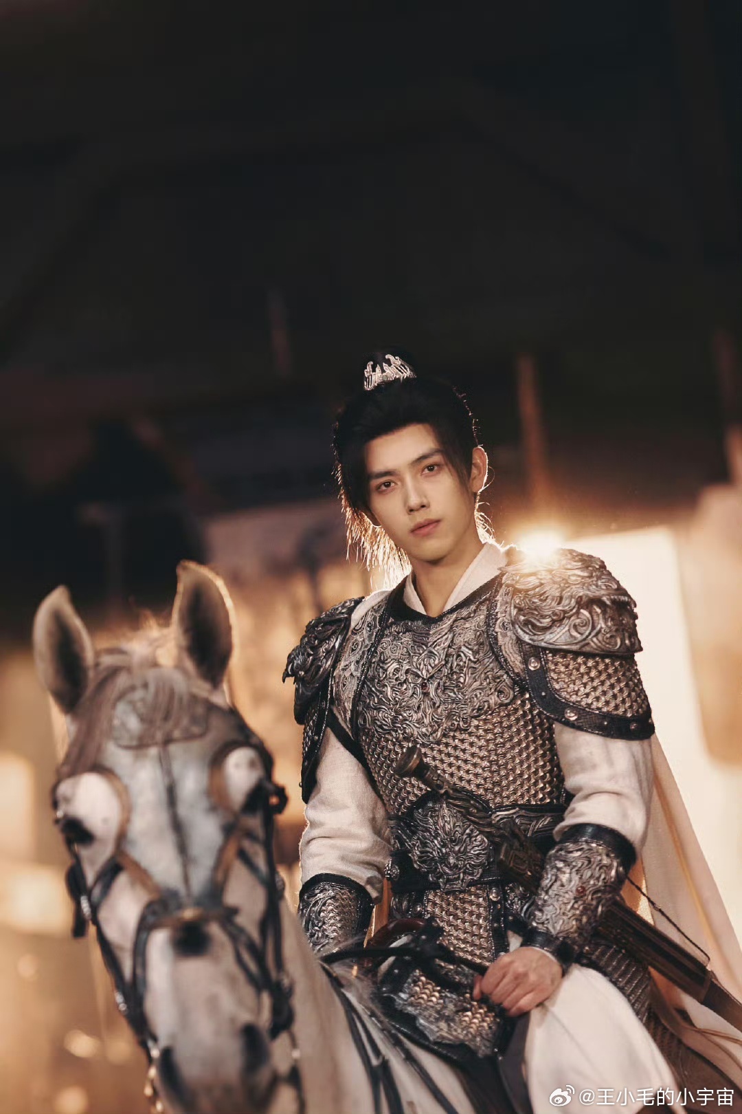 陈飞宇段舜息撞名曾舜晞 陈飞宇把段胥的气场演出来了！战场之上英姿飒爽，银甲战损造