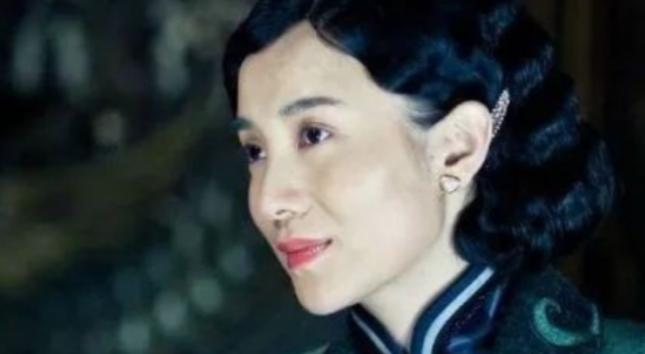 1940年，于凤至胸前严重溃烂，抛下丈夫张学良赴美治病。她憔悴走下飞机，正茫茫然