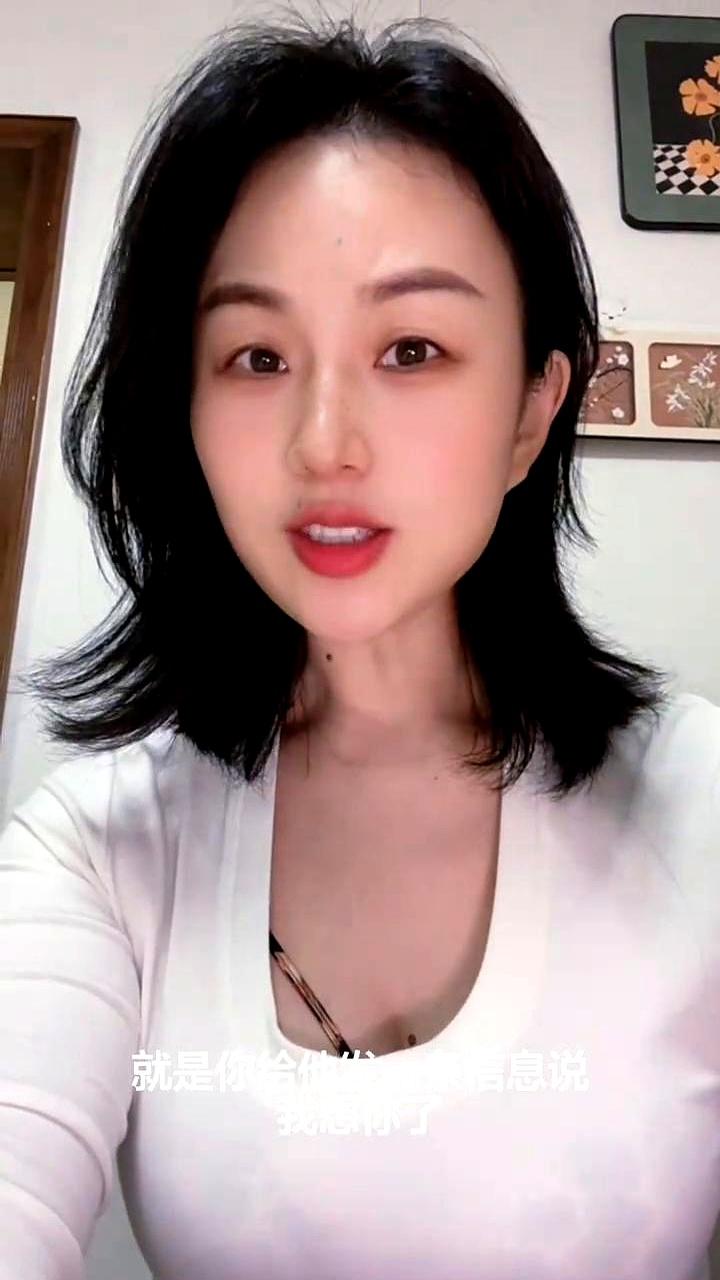 为什么你天天抱着手机嘘寒问暖，人家却连个“哦”都懒得回？
今天教你一个聊天野路子