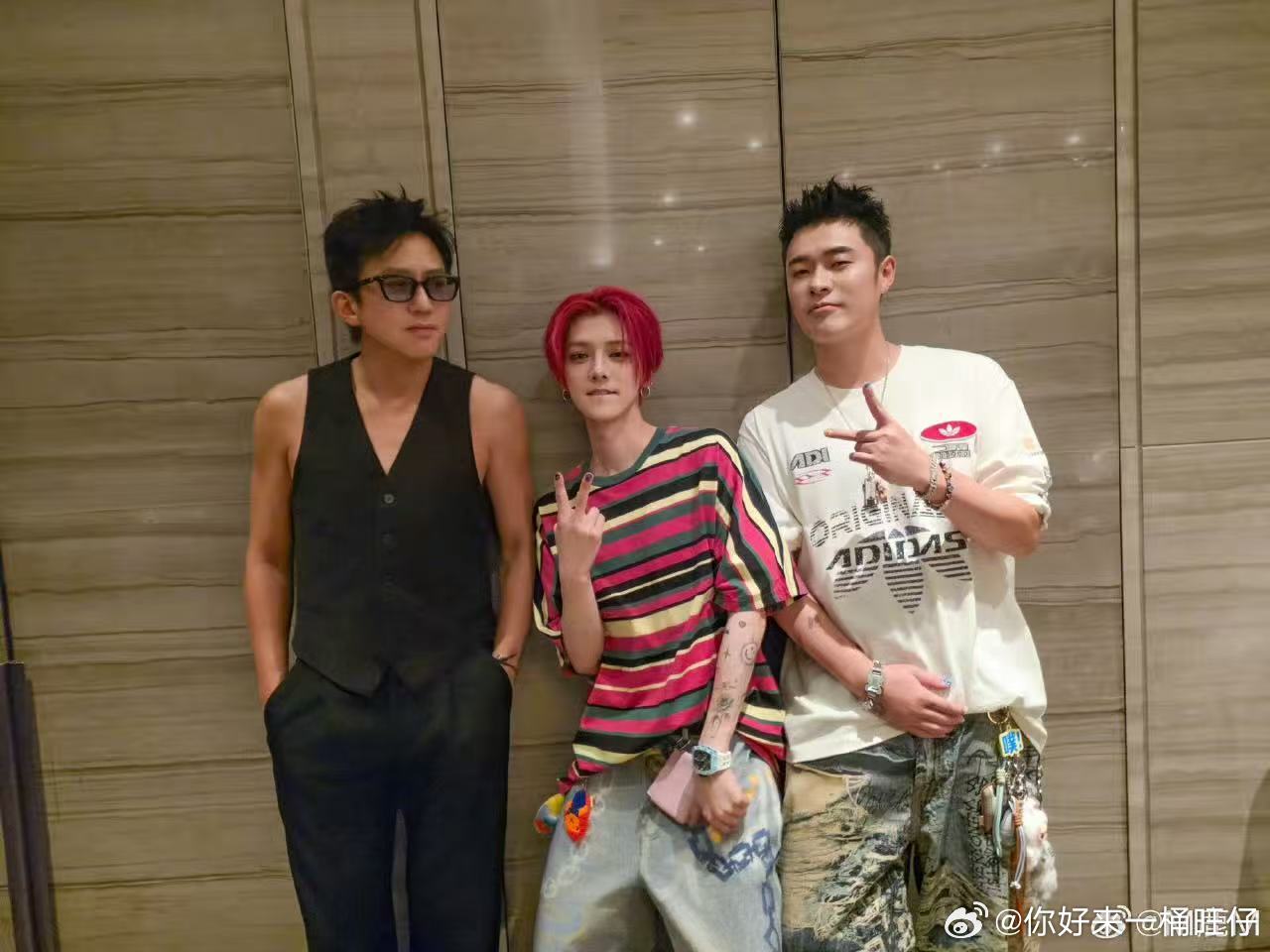 鹿晗晒与邓超陈赫合照鹿晗晒与邓超陈赫新合照 鹿晗晒与邓超陈赫合照[拜托][拜托]