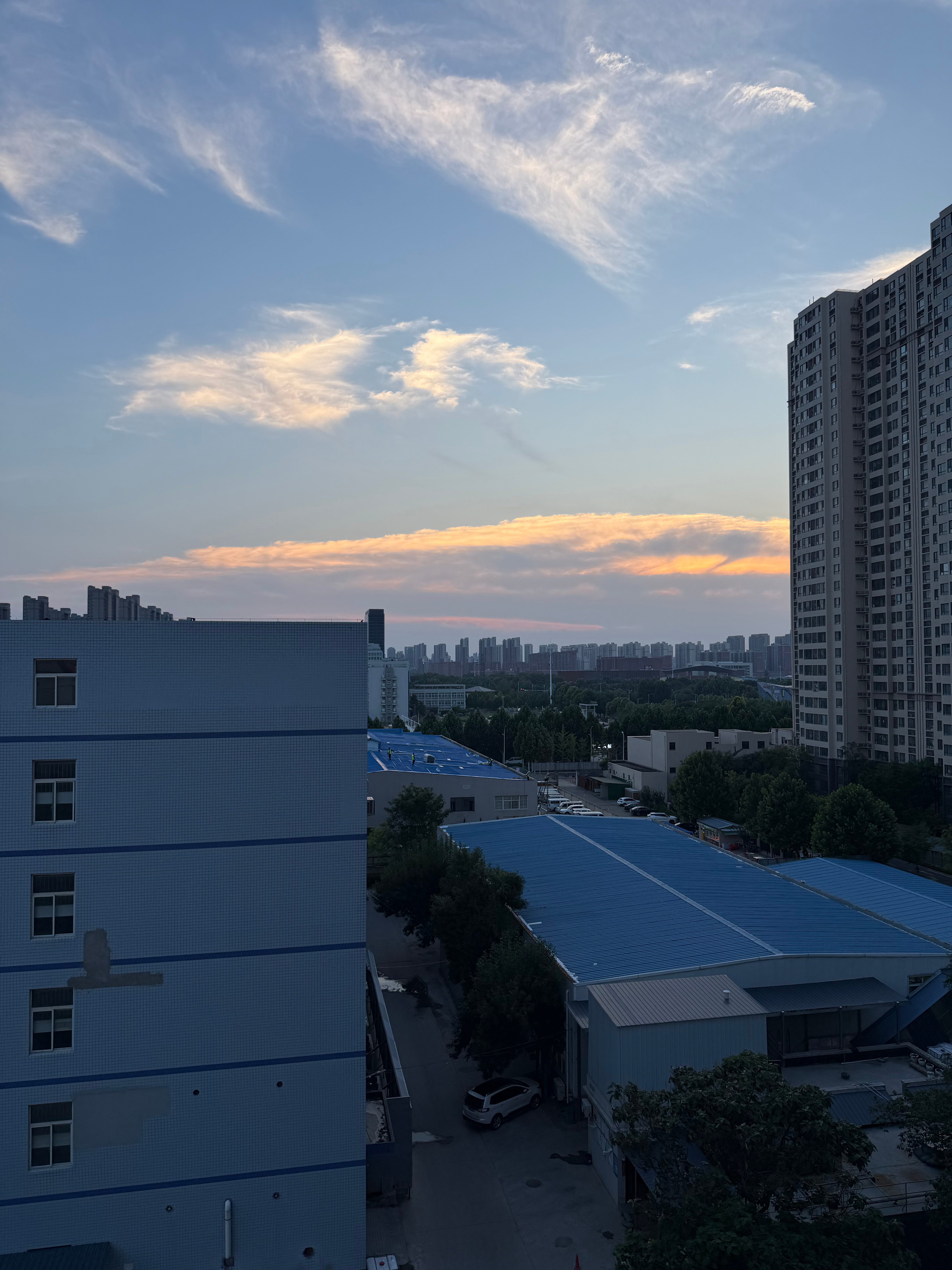 今天郑州的夕阳不错，拍出来就一般了，估计隔壁会有不少人晒照片老张杂谈