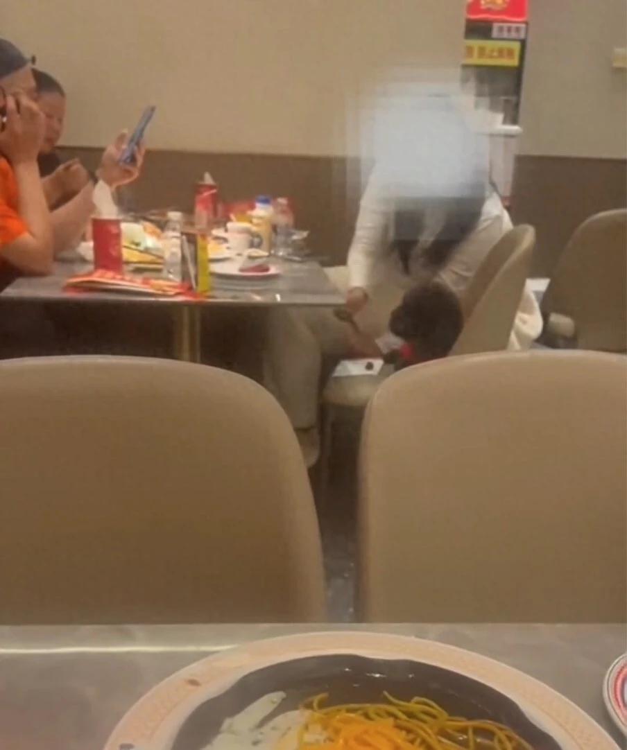 又来了，真是不长记性！
温州一家人在自助餐厅用筷子喂狗吃菜，旁边食客看吐了：人狗