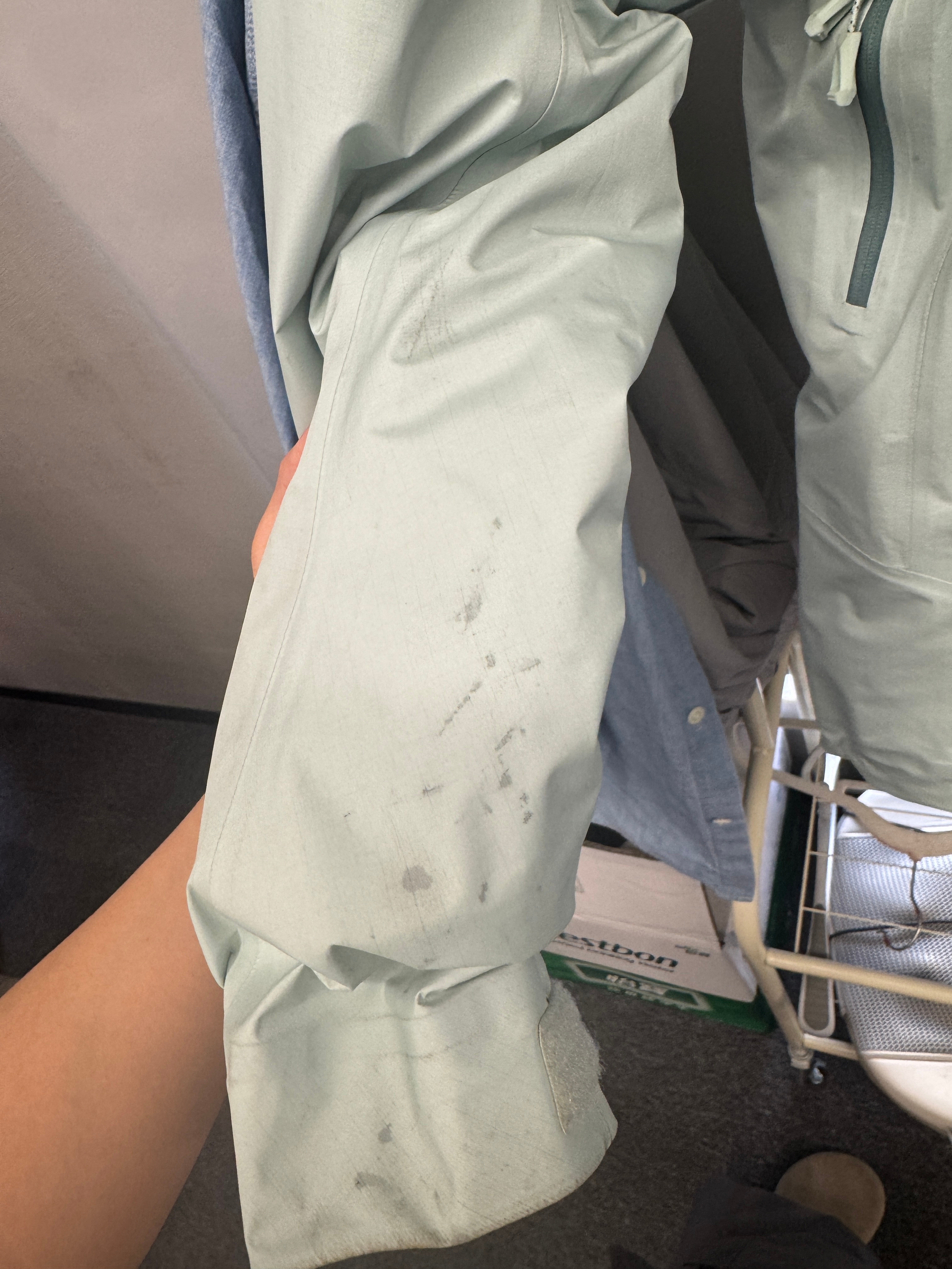 4500元冲锋衣被湿巾擦坏仅赔278元看完这条热搜庆幸自己忍住了！！！买完没多久