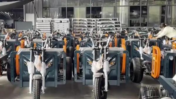 四川电动三轮车出海记：国内两三千，海外卖爆
 
今年前2个月，四川出口电动摩托车