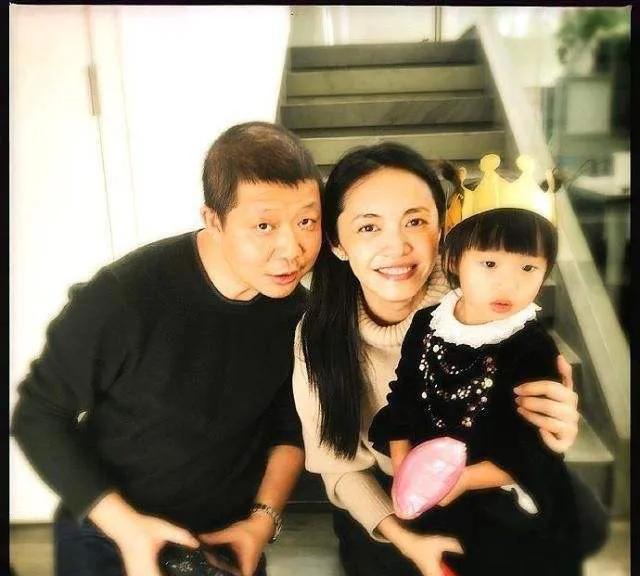 2012年，姚晨和曹郁大婚，一时间羡煞旁人，可两年后，姚晨却发现老公居然背着她偷