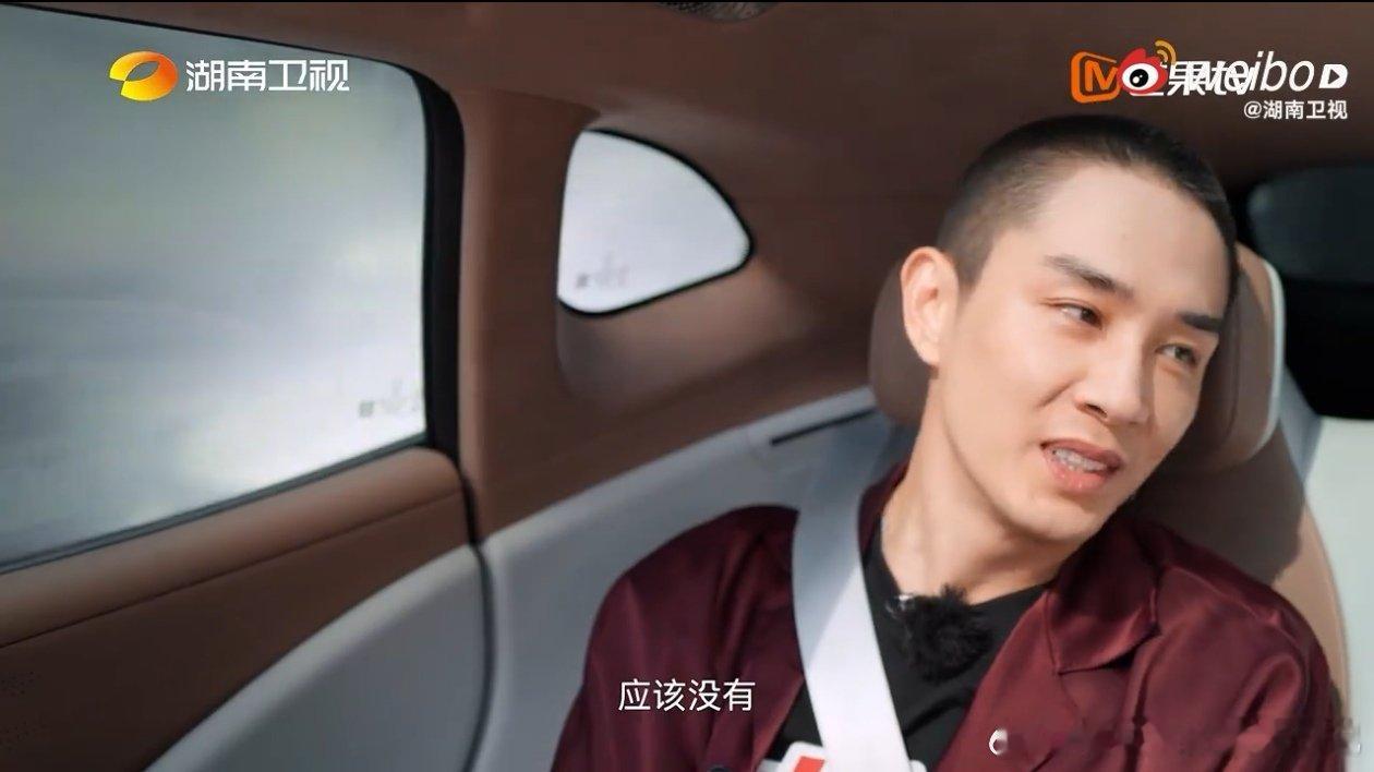 李承铉心疼戚薇的两次生育经历湖南卫视背后 于湖南卫视的镜头背后，李承铉谈及戚薇的
