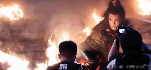 侯明昊雀骨 听说侯明昊为演武将提前三个月增肌？路透里他穿铠甲的背影宽厚得像座山，