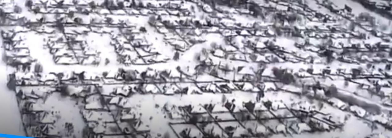 一场凶猛的冬季风暴正席卷美国，已造成至少30人死亡。街道被厚雪覆盖，车辆艰难在积