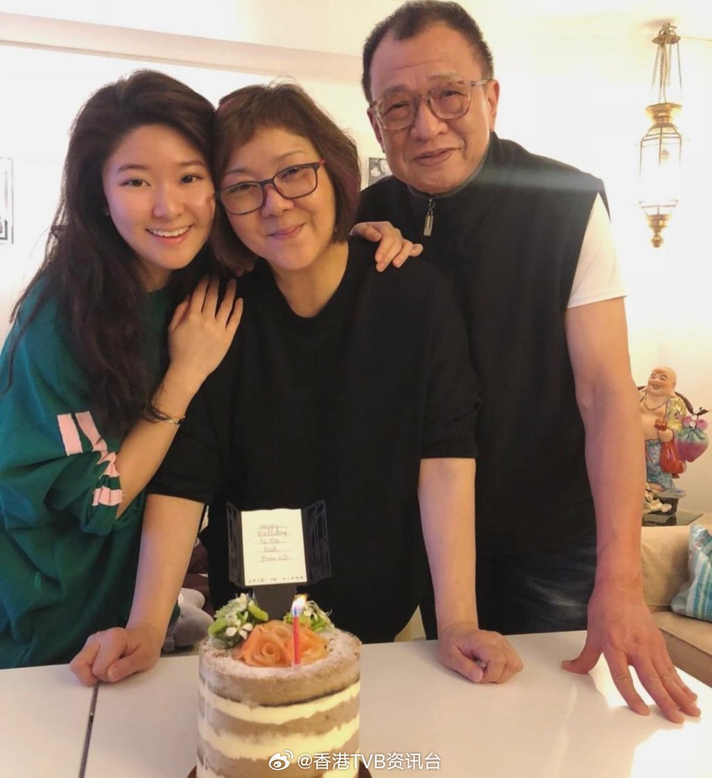 星岛：许绍雄逝世100日 爱女许惠菁发文悼念：还是万般不舍许绍雄（Benz雄）去