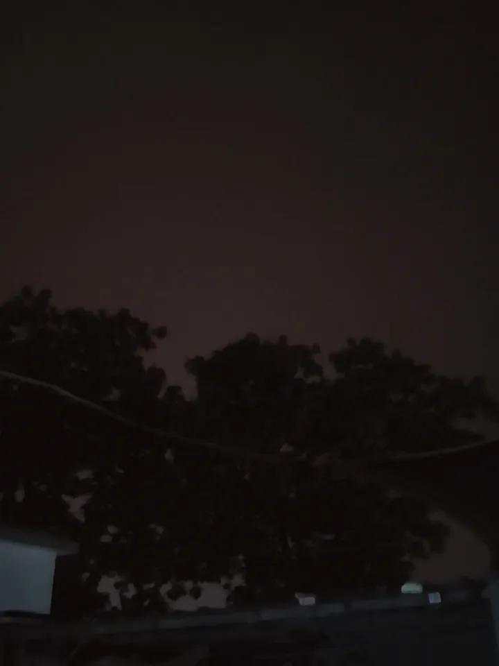 分享一张今天天空照片晚上9点半的天空！