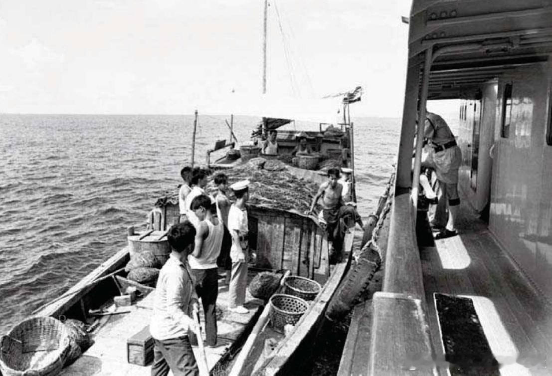 1967年6月22日香港水警在公海检查渔船历史影像 ​​​