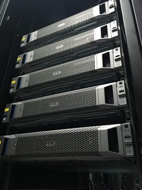 手机出货暴跌 22%：AI 第一次把手伸进普通人的口袋